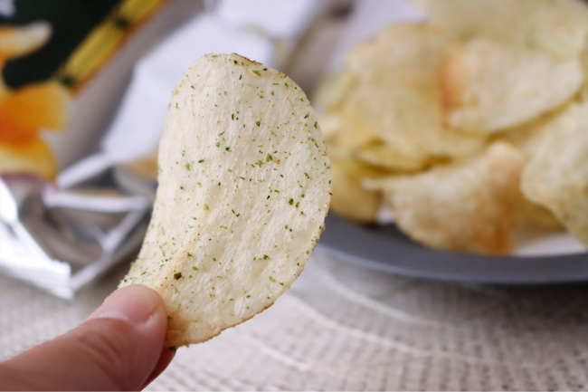 ポテトチップスはサクッと軽い食感で、青のりとあおさの風味が濃い