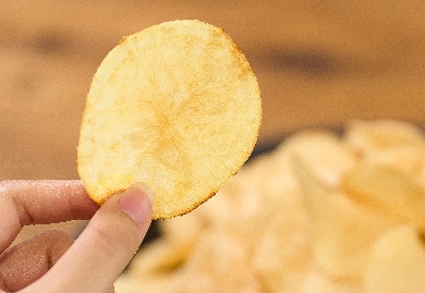 厚切りカットのポテトチップスは噛むほどにじゃがいもの美味しさが広がる