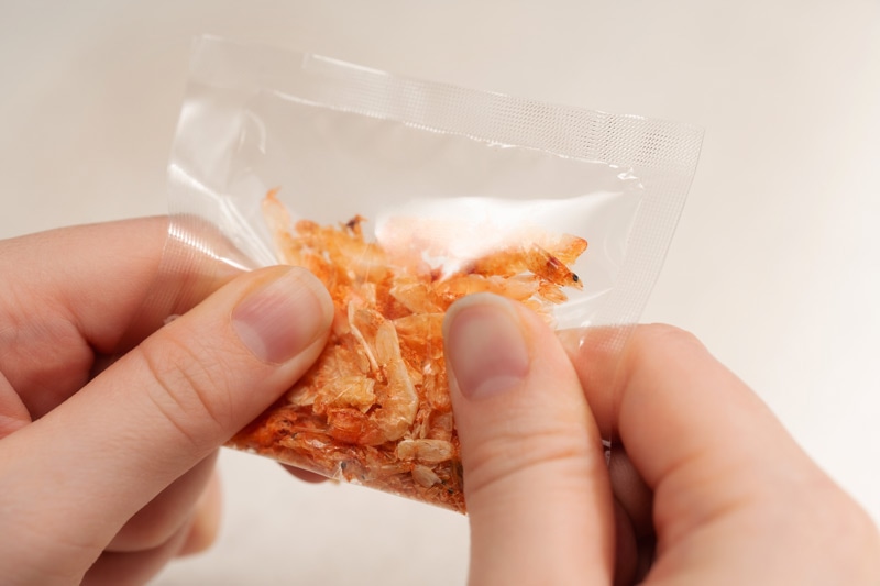 桜えびを砕いてチップスにふりかけることでより香りが楽しめる