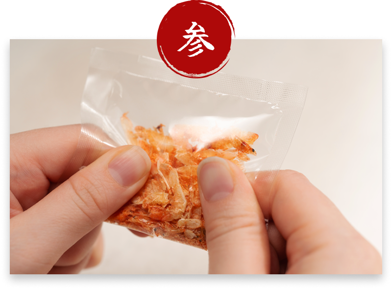 桜えびを砕いてチップスにふりかけることでより香りが楽しめる