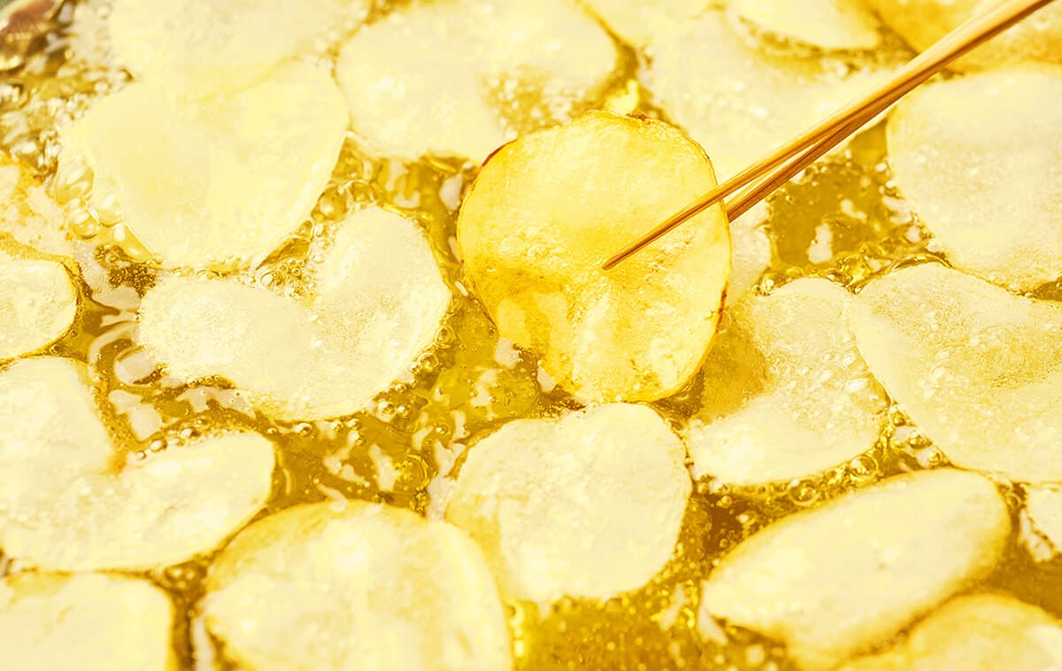 揚げたてだからこそのサクサクで軽快な食感のポテトチップス