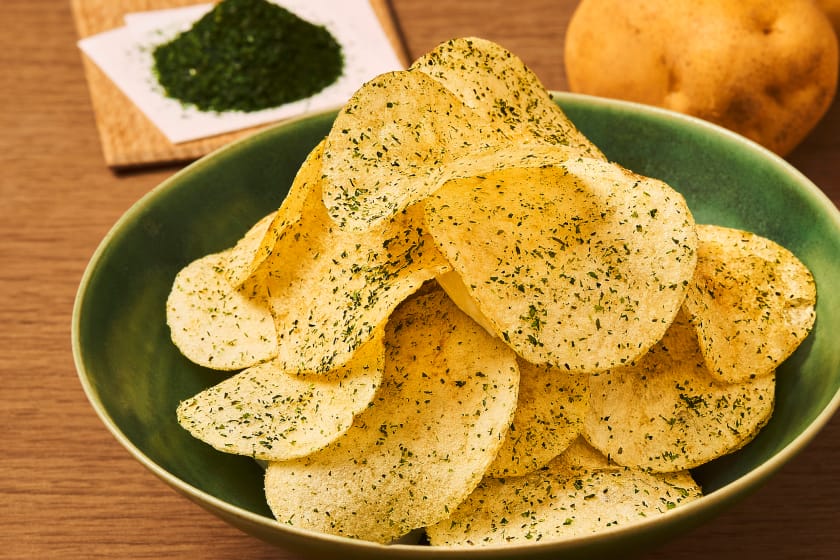 うすば青のり、すじ青のり、あおさ、焼のりを使用した華やかな味わいのポテトチップス