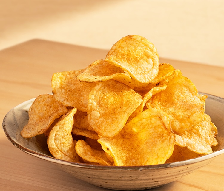 湖池屋ポテトチップス  鯨乃友は鰹の酒盗の濃厚な味わいとと柚子皮の爽やかな香りがクセになる一枚