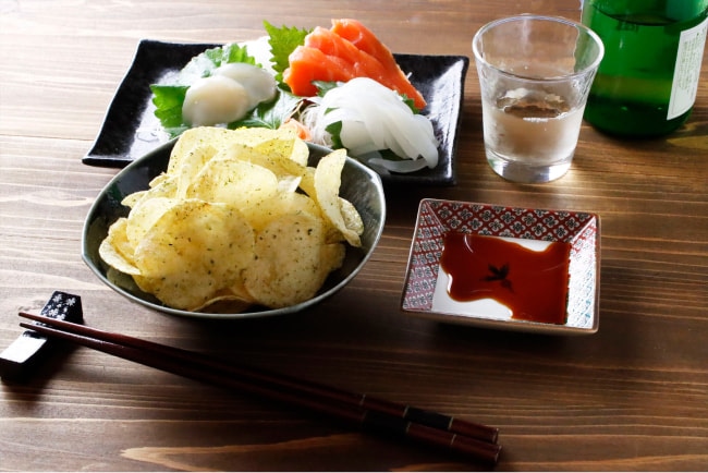 のり塩味の今金男しゃくと辛口の日本酒でポテトチップスの濃厚な旨みと磯の風味を楽しめる