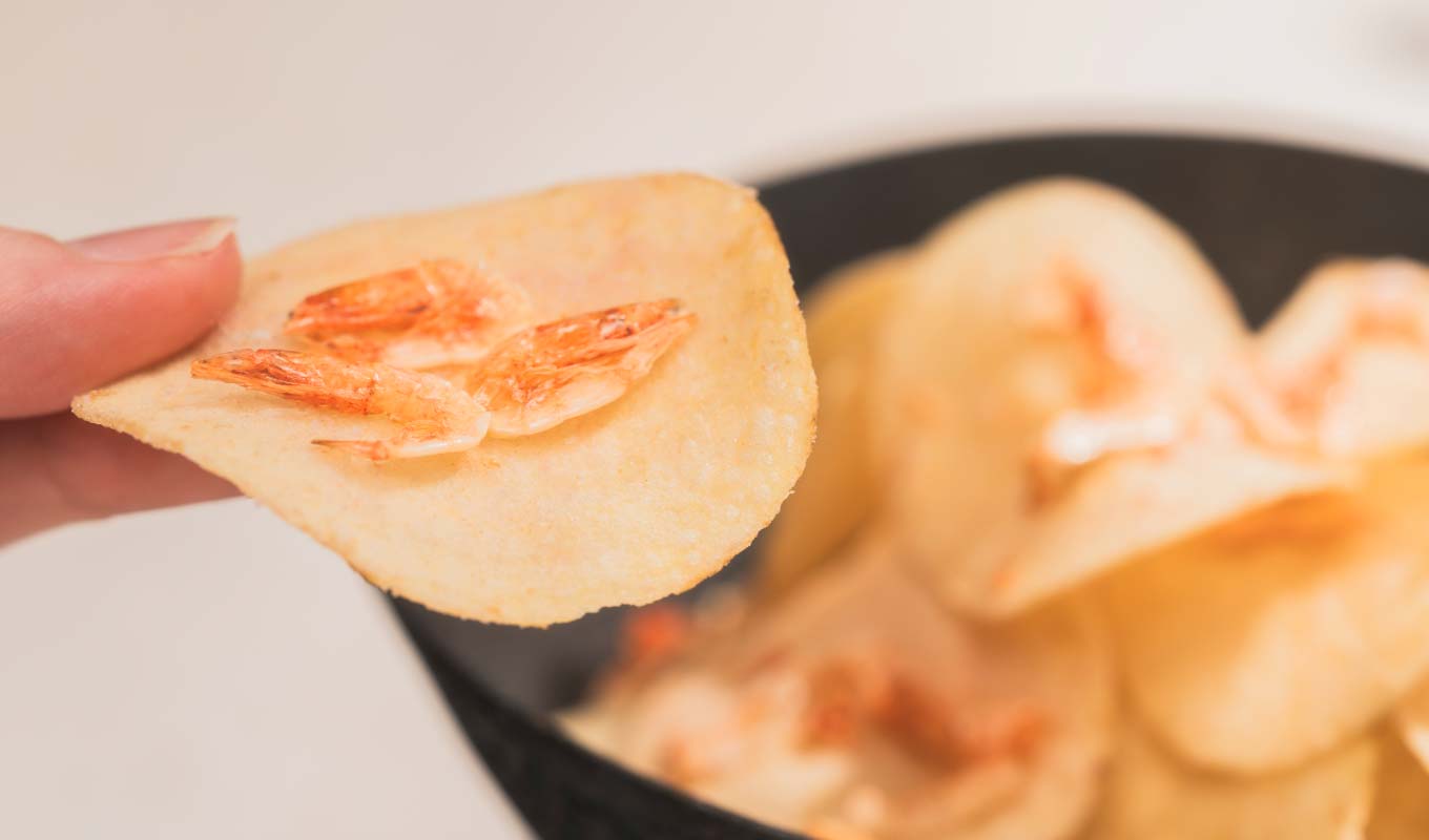 ポテトチップスに桜えびをのせた贅沢な美味しさ