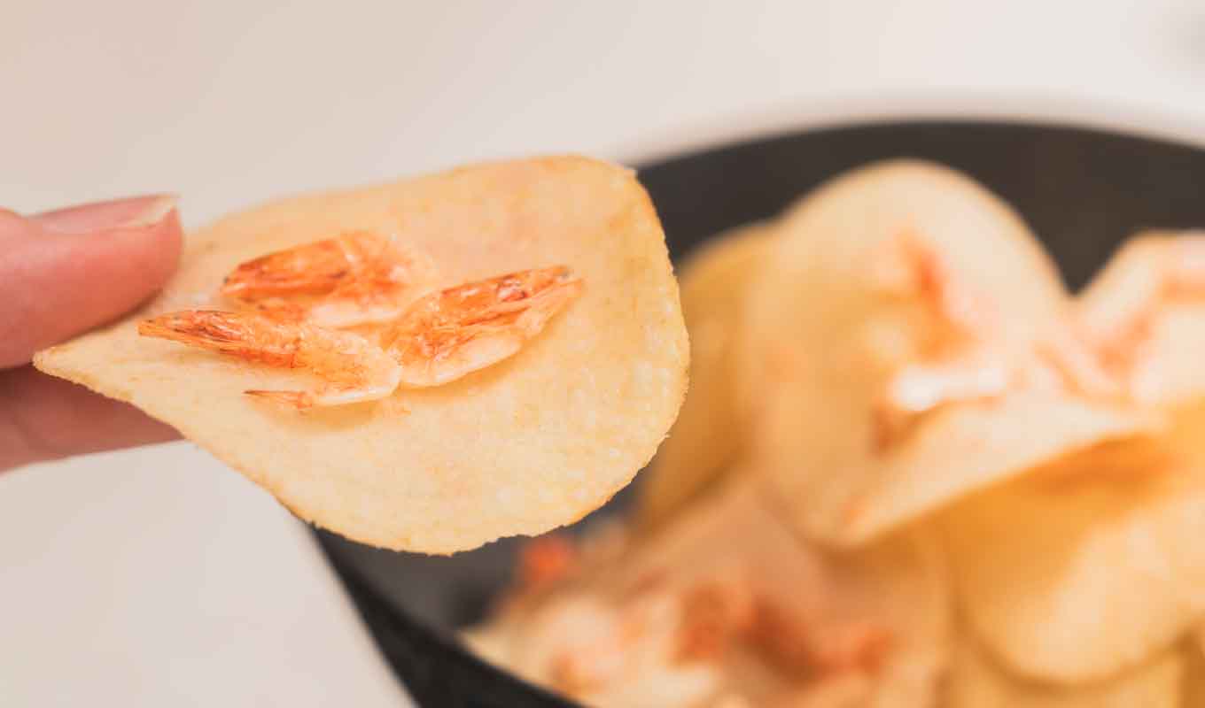 ポテトチップスに桜えびをのせた贅沢な美味しさ