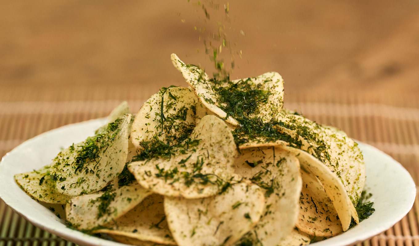焼ばら海苔を全体にふりかけて、海苔の香りをより楽しむ