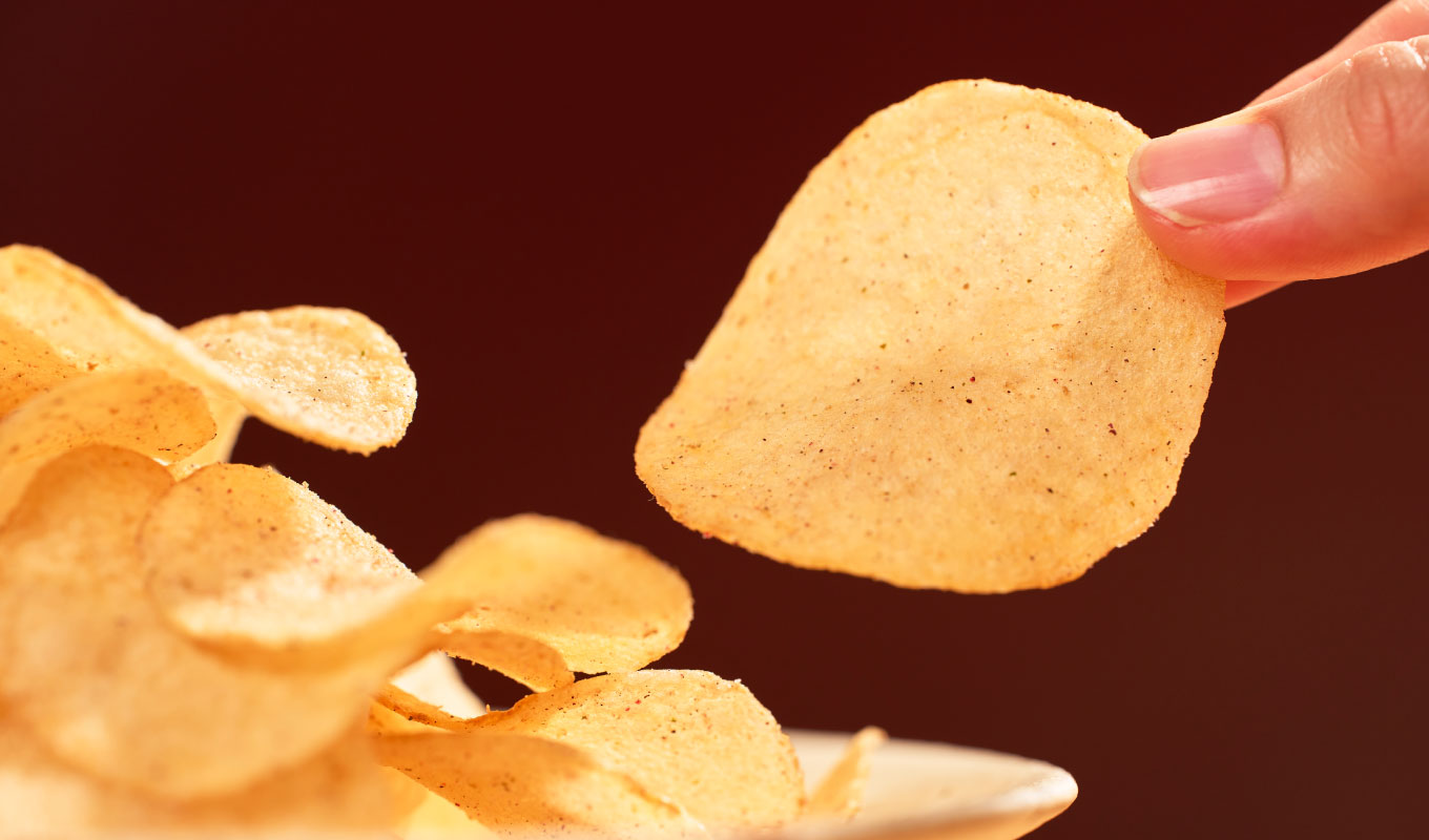 まずはそのまま食べることで、揚げたてのポテトチップスの美味しさと梅の香りを楽しむ