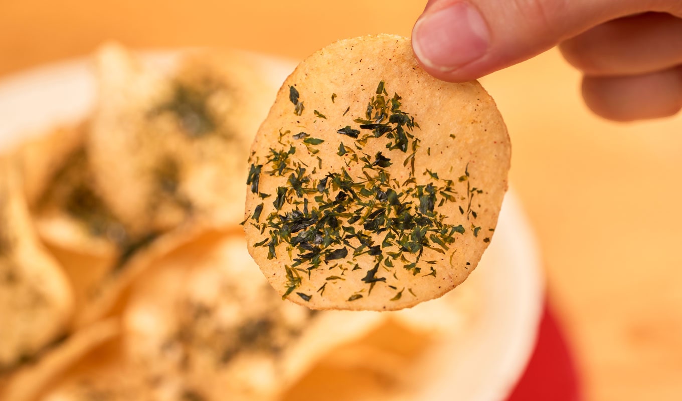 ポテトチップスにとトッピングのばら海苔をのせて、風味を贅沢に楽しむ