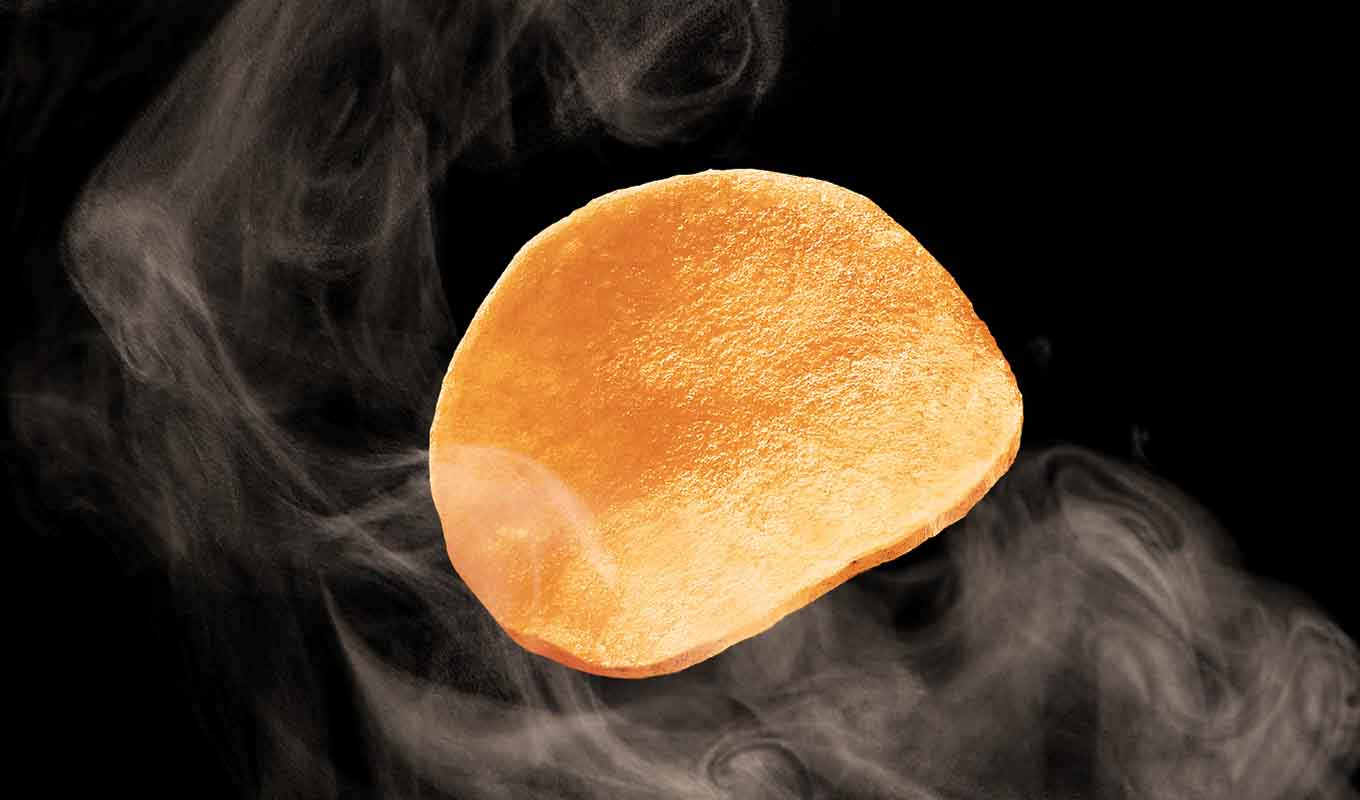 さくらスモークチップを使って丸ごと燻製された春限定のポテトチップス