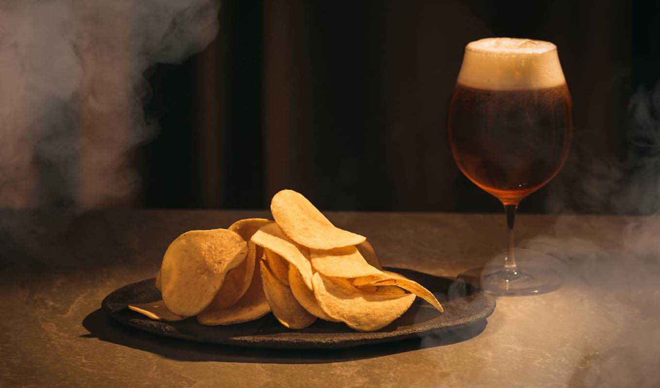 湖池屋の燻製ポテトチップスはビールのおつまみにもぴったり